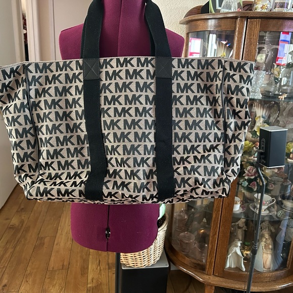 Michael Kors Large Tote/ Travel Bag - Picture 2 of 5